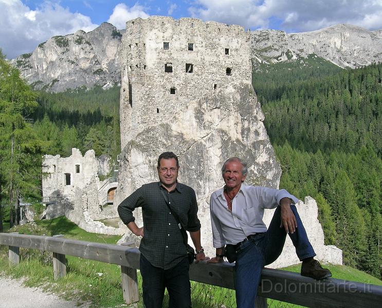 Immagine 33.jpg - Dario Dall'olio in compagnia dell'amico fotografo ed alpinista Renato Bortot presso il castello di Andraz recentemente restaurato.